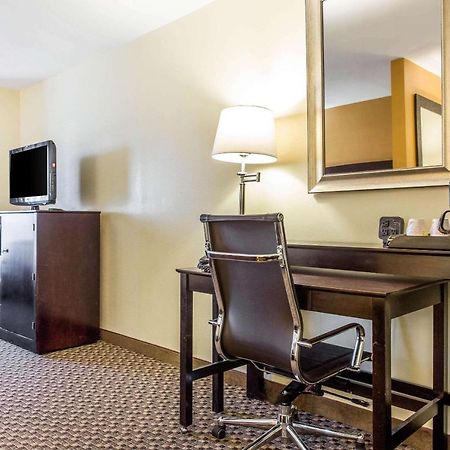 Comfort Suites Clinton Near Presbyterian College Eksteriør billede