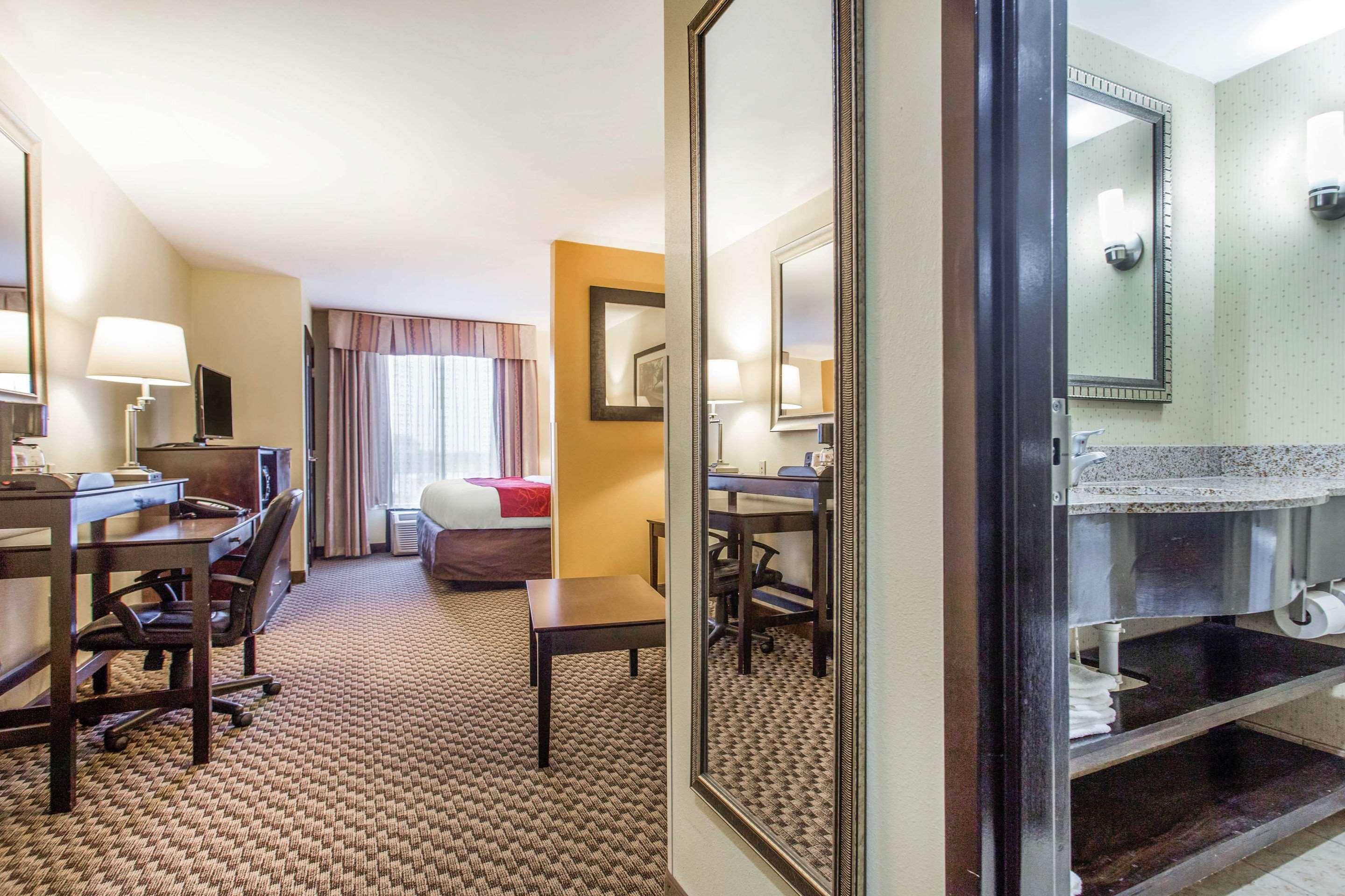 Comfort Suites Clinton Near Presbyterian College Eksteriør billede