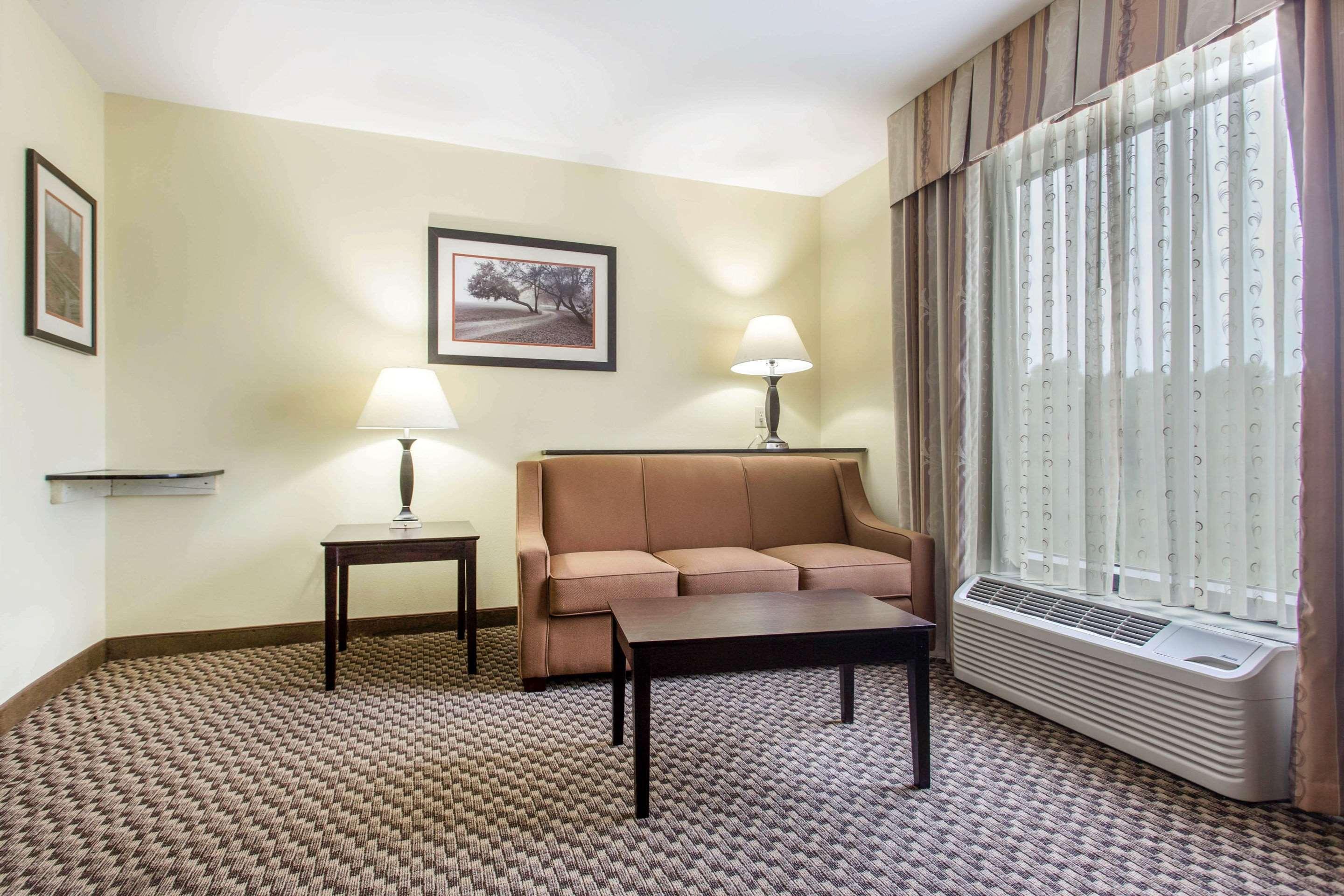 Comfort Suites Clinton Near Presbyterian College Eksteriør billede