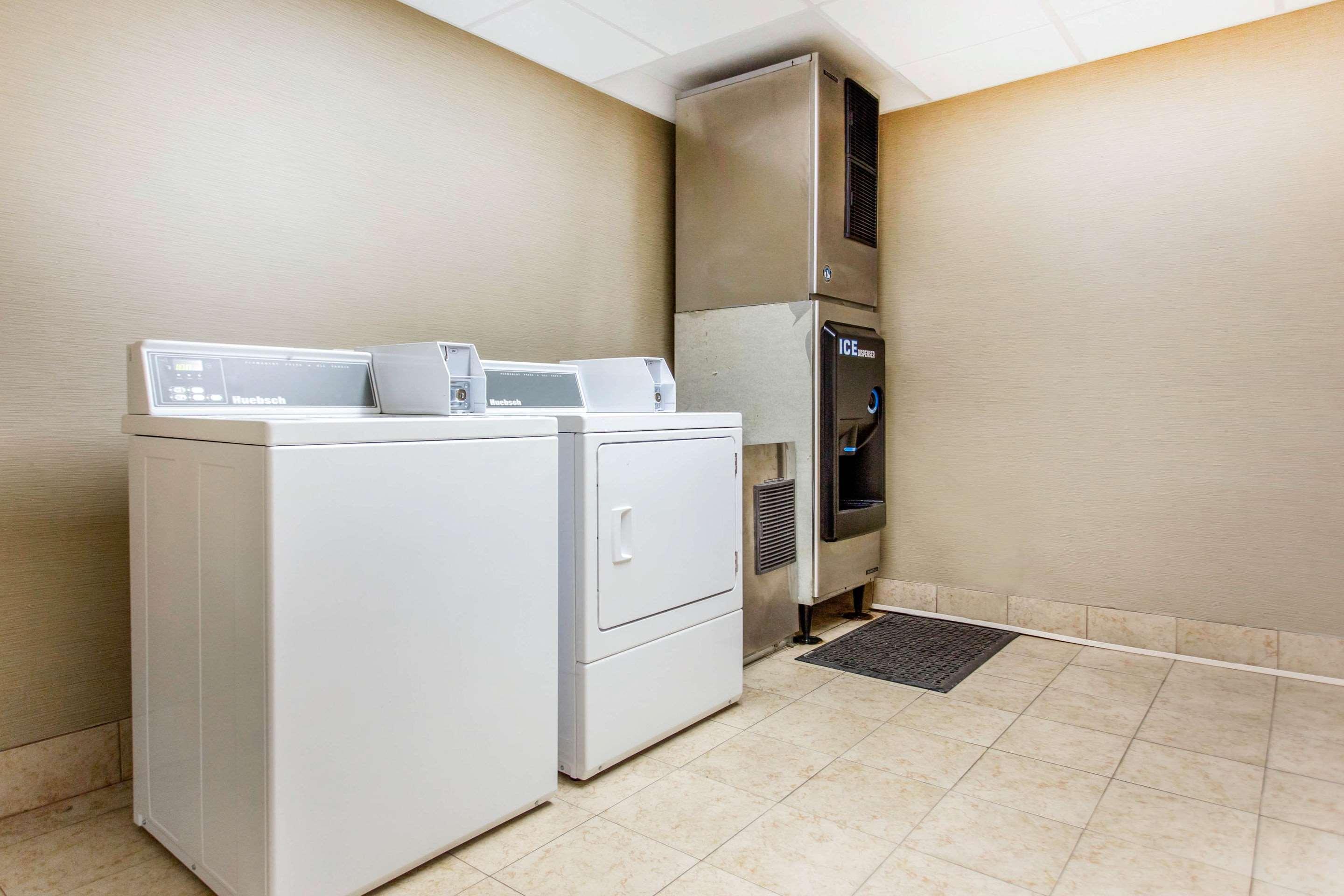 Comfort Suites Clinton Near Presbyterian College Eksteriør billede