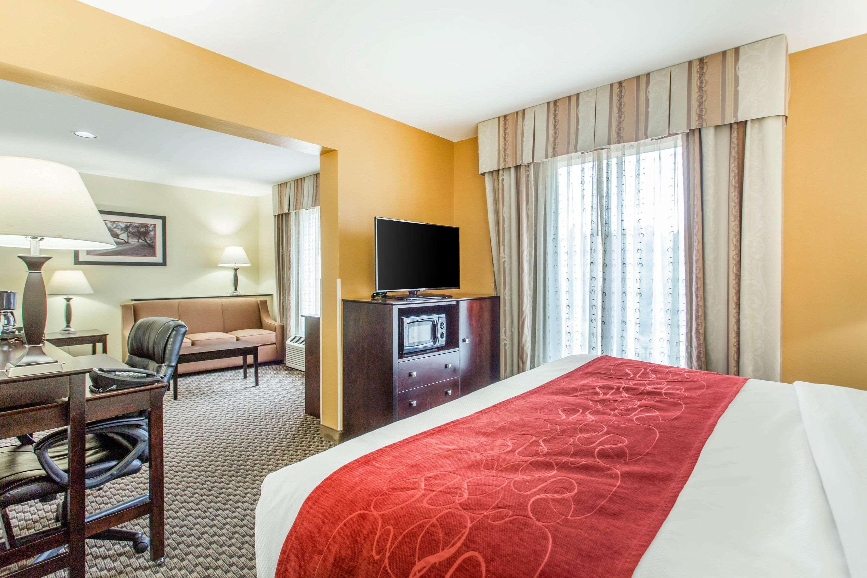 Comfort Suites Clinton Near Presbyterian College Eksteriør billede